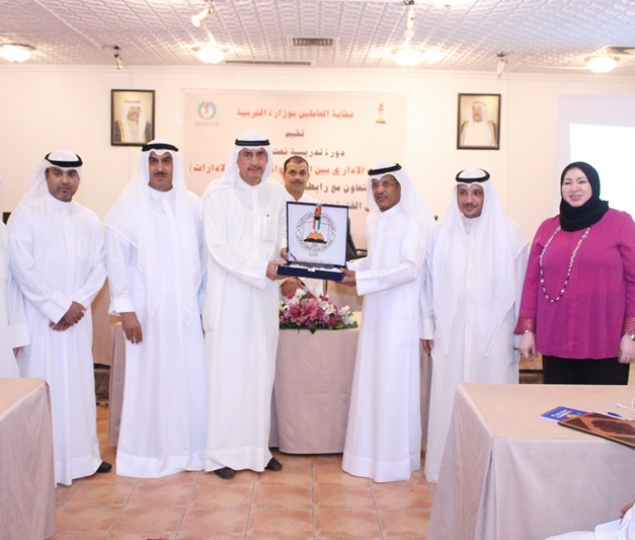  الجانب الاداري بين العملي والنظري في الادارات 